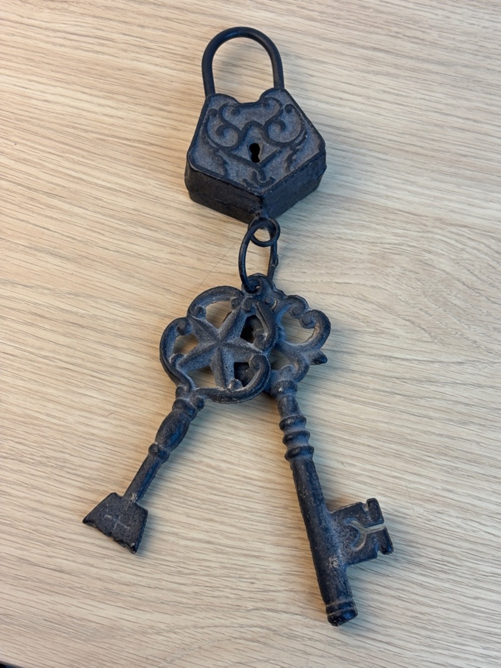 Decorative Vintage-Style Black‎ Iron Skeleton Keys and Padlock Wall Accent Heavy